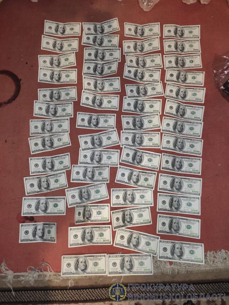 5,5 тис доларів США хабара за закриття справи про викрадення людини - на Вінниччині викрито поліцейського (ФОТО)