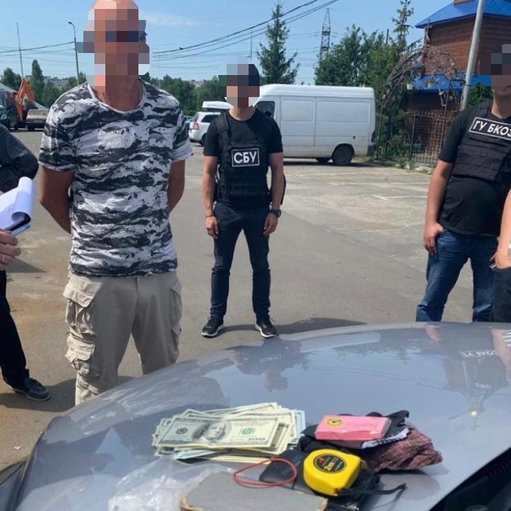 10 тис доларів США за сприяння у похованні на столичному кладовищі - особі повідомлено про підозру (ФОТО)