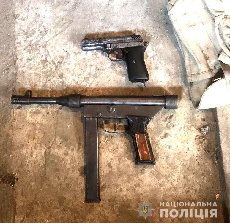 На Херсонщині поліцейські викрили майстерню зі схроном вогнепальної зброї