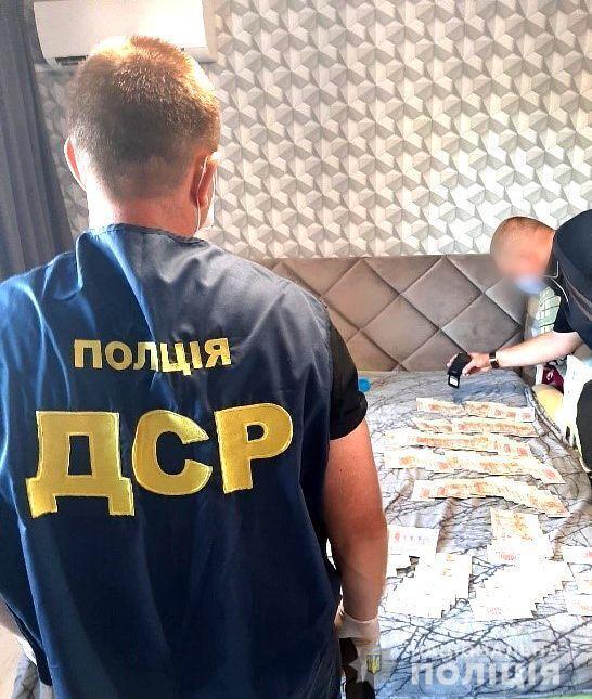 На Херсонщині поліцейські викрили масштабну мережу з виготовлення та збуту контрафактного алкоголю та цигарок