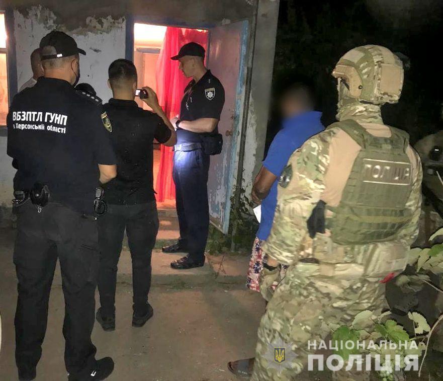 На Херсонщині поліцейські звільнили з трудової експлуатації 13 заробітчан