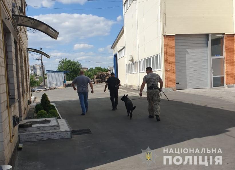 На Вінниччині поліція встановлює чоловіка, який повідомив про замінування гайсинського молокозаводу