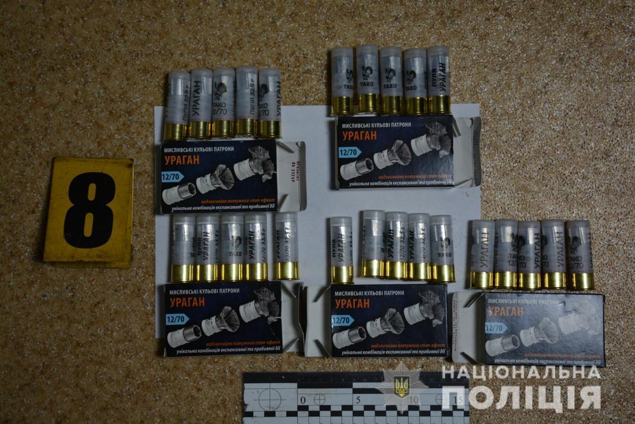 У Харкові поліція затримала місцевого жителя за незаконне зберігання зброї та боєприпасів