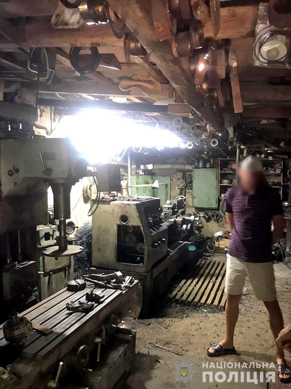 На Херсонщині поліцейські викрили майстерню зі схроном вогнепальної зброї