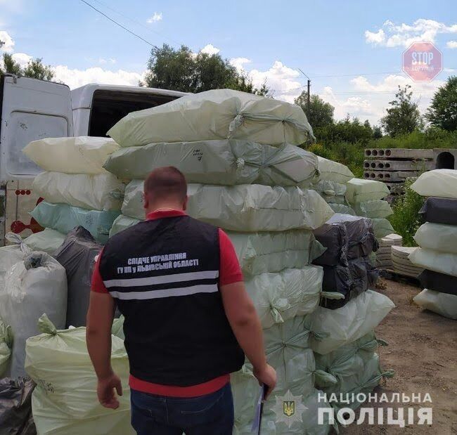 На Львівщині правоохоронці накрили підпільний цех з виробництва небезпечного антисептика (фото)