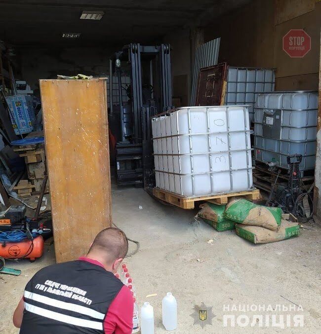 На Львівщині правоохоронці накрили підпільний цех з виробництва небезпечного антисептика (фото)