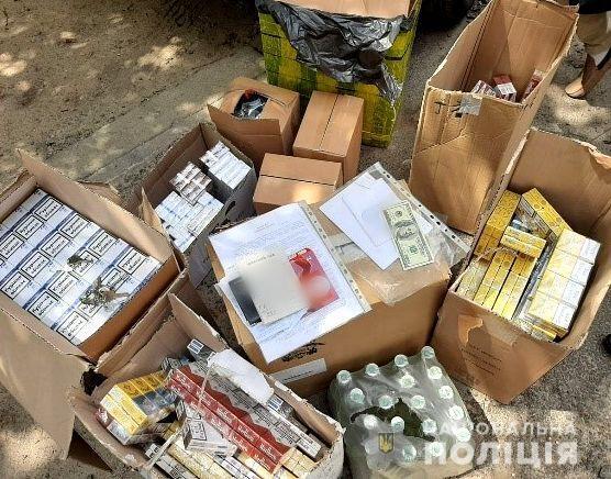 На Херсонщині поліцейські викрили масштабну мережу з виготовлення та збуту контрафактного алкоголю та цигарок