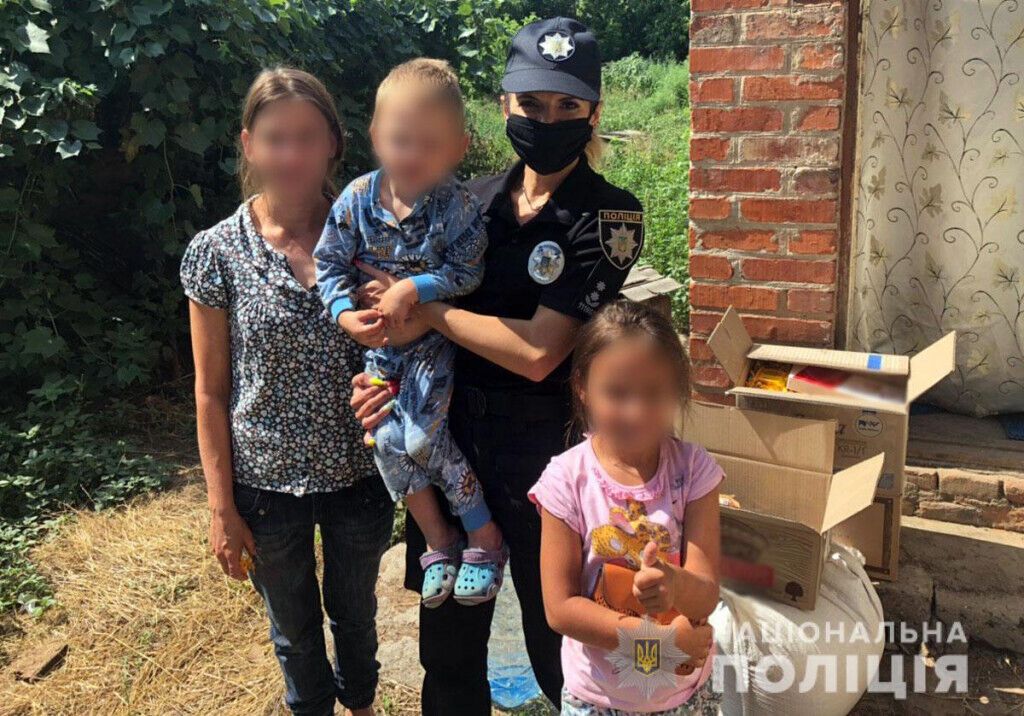 Поліцейські Костянтинівки взяли опіку над матір’ю-одиначкою та її малюками