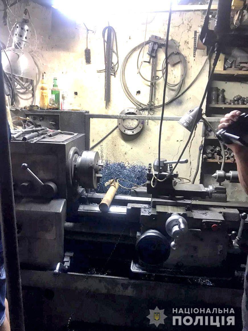 На Херсонщині поліцейські викрили майстерню зі схроном вогнепальної зброї