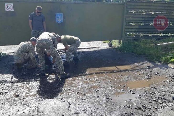На Волині військових змусили вигрібати воду з калюж перед приїздом Зеленського (фото, відео)