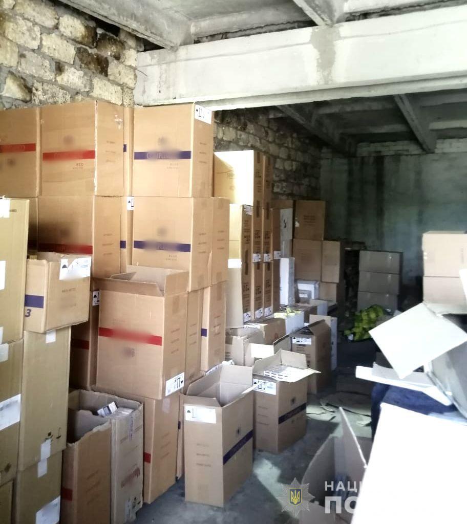 На Херсонщині поліцейські викрили масштабну мережу з виготовлення та збуту контрафактного алкоголю та цигарок