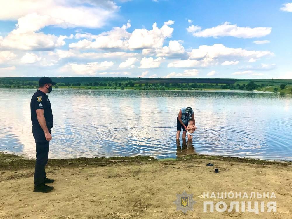 Поліцейські проводять на пляжах Одещини превентивні заходи з відпочивальниками