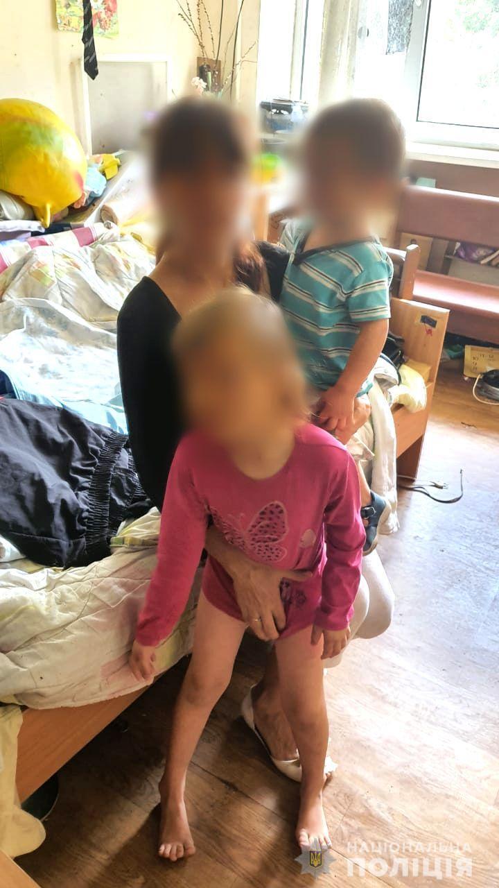 В Херсоні поліцейські зняли з підвіконня 7-річну дівчинку, яку мати залишила саму вдома