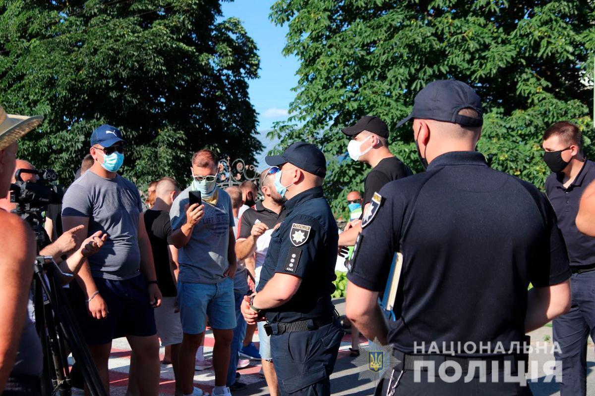 На Буковині у Хотинщині правоохоронці забезпечують правопорядок під час зібрання жителів району