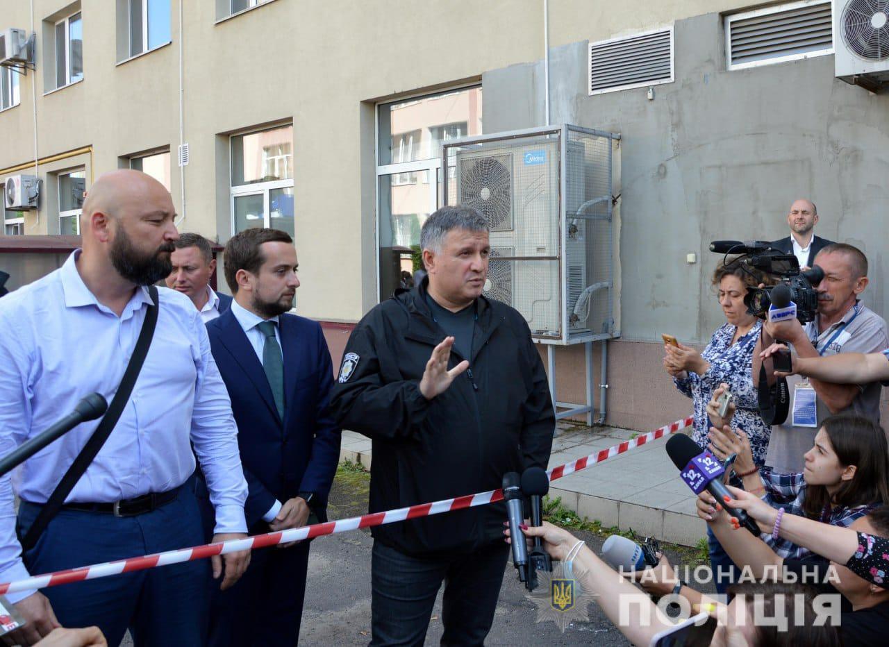 «Ми використаємо усі методи, аби питання вирішилося мирно», – Арсен Аваков про захоплення заручників у Луцьку