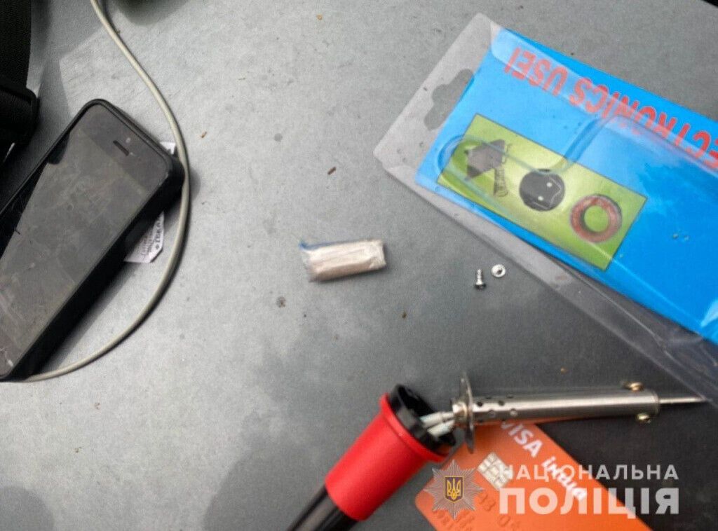 Селидівські поліцейські двічі за добу вилучали замасковані наркотики