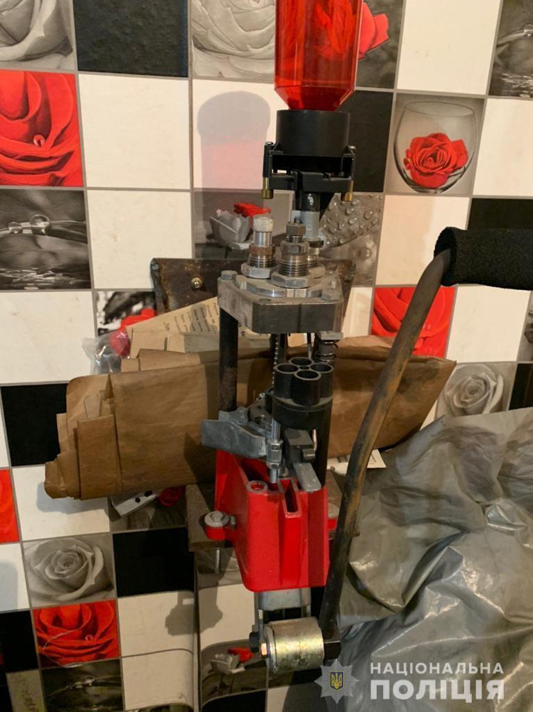 Поліція викрила злочинну організацію, учасники якої незаконно збули чотири тонни пороху з казенного підприємства (ВІДЕО)