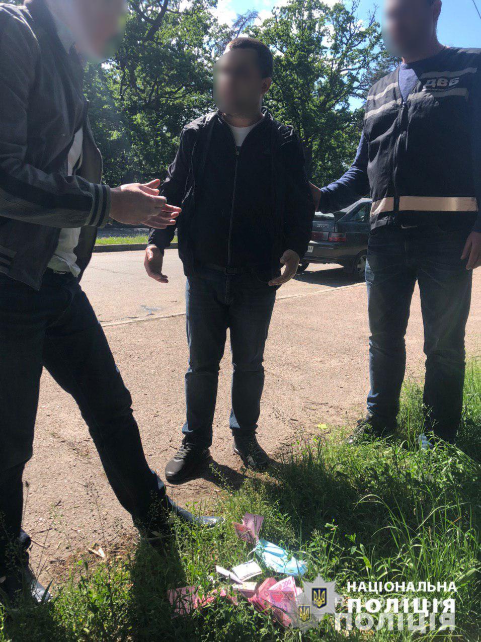 Внутрішня безпека поліції затримала посадовця черкаської поліції на збуті зброї