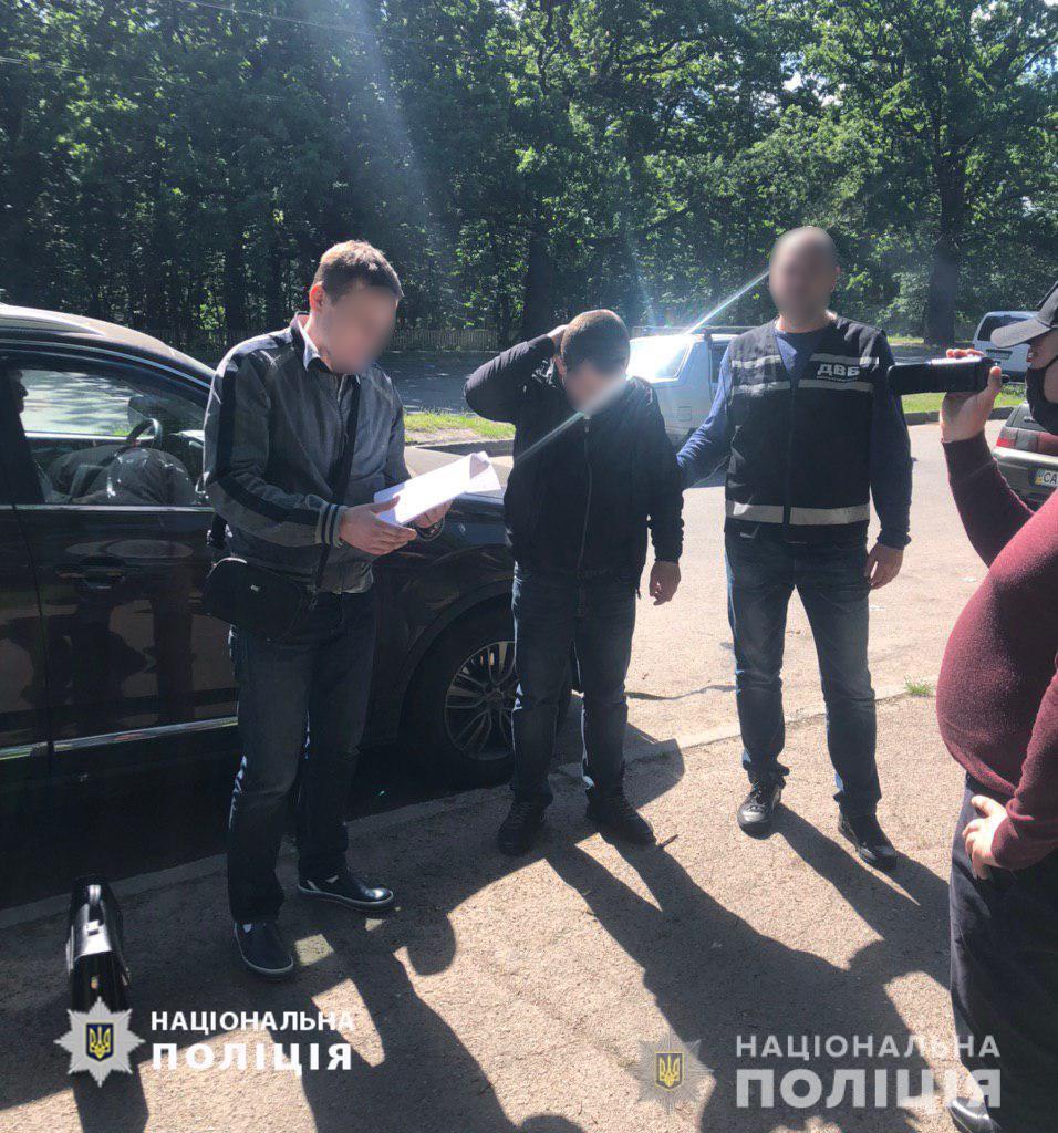 Внутрішня безпека поліції затримала посадовця черкаської поліції на збуті зброї