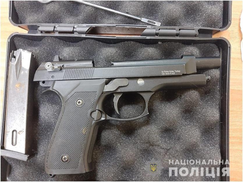 Двох жителів Чорноморська поліцейські затримали за розбійний напад на рибалку