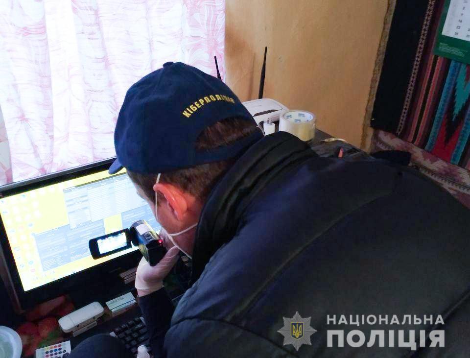 На Буковині поліція припинила протиправну діяльність підлітка, який збував персональні дані громадян з різних країн світу