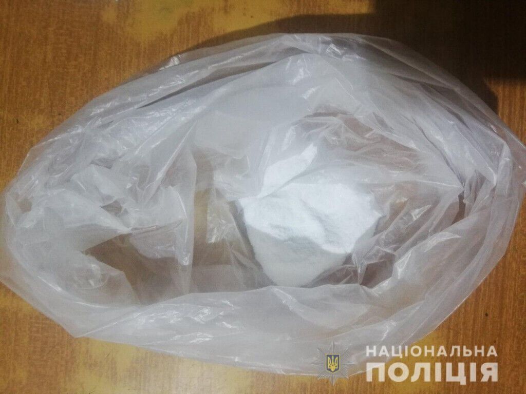 Селидівські поліцейські двічі за добу вилучали замасковані наркотики