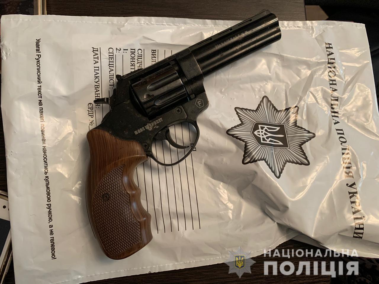 В Одесі правоохоронці викрили місцевого жителя в незаконному поводженні зі зброєю та збуті наркотиків