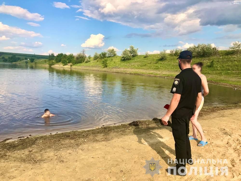 Поліцейські проводять на пляжах Одещини превентивні заходи з відпочивальниками