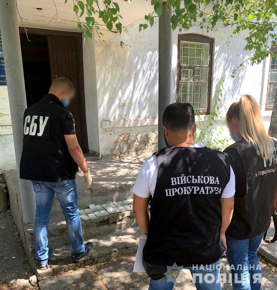 На Херсонщині поліція викрила в вимаганні хабаря працівника військкомату