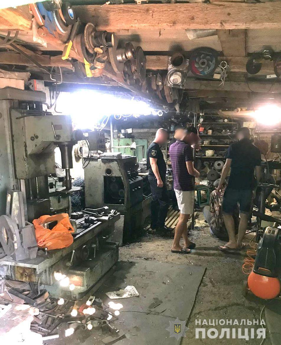 На Херсонщині поліцейські викрили майстерню зі схроном вогнепальної зброї