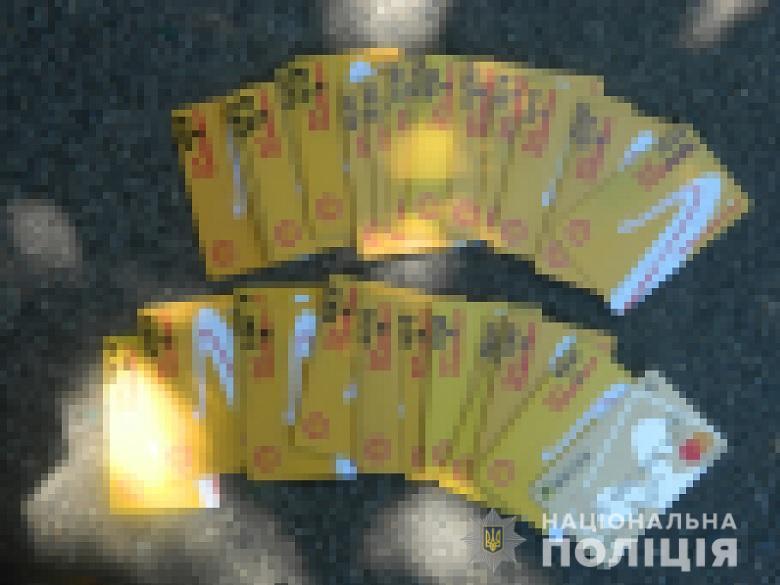 У Києві слідчі підозрюють одеситку у вчиненні шахрайських дій з банківськими картками