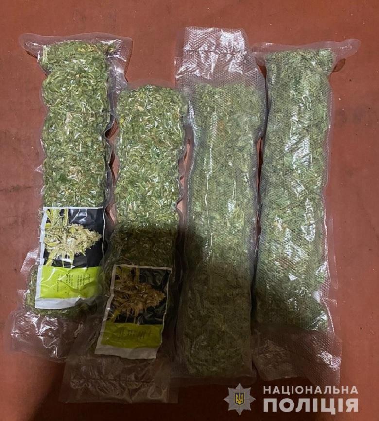 Столичні правоохоронці вилучили у чоловіка канабіс на суму близько 5 мільйонів гривень