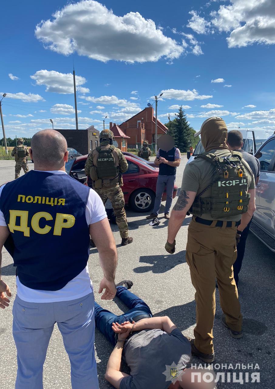 На Харківщині поліція звільнила чоловіка, якого викрали учасники етнічної злочинної групи