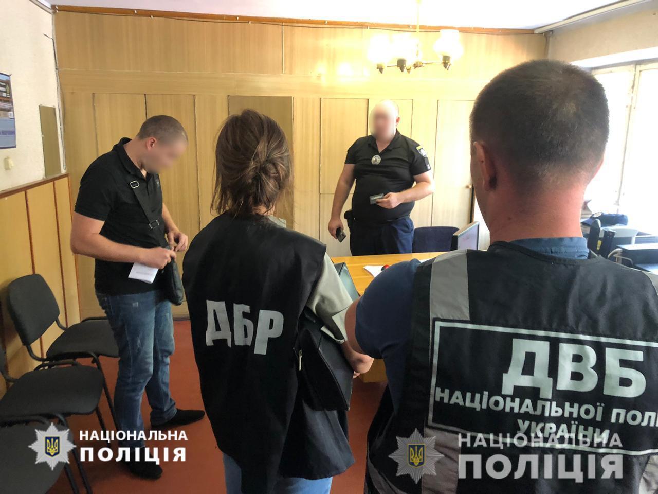 На Дніпропетровщині внутрішня безпека поліції викрила поліцейського в отриманні хабара та підкупі посадовця поліції