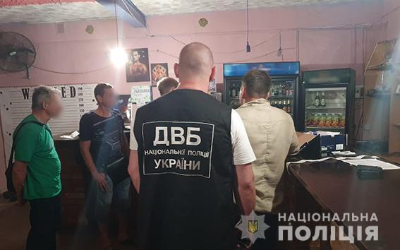 Внутрішня безпека поліції затримала миколаївського патрульного за хабарництво