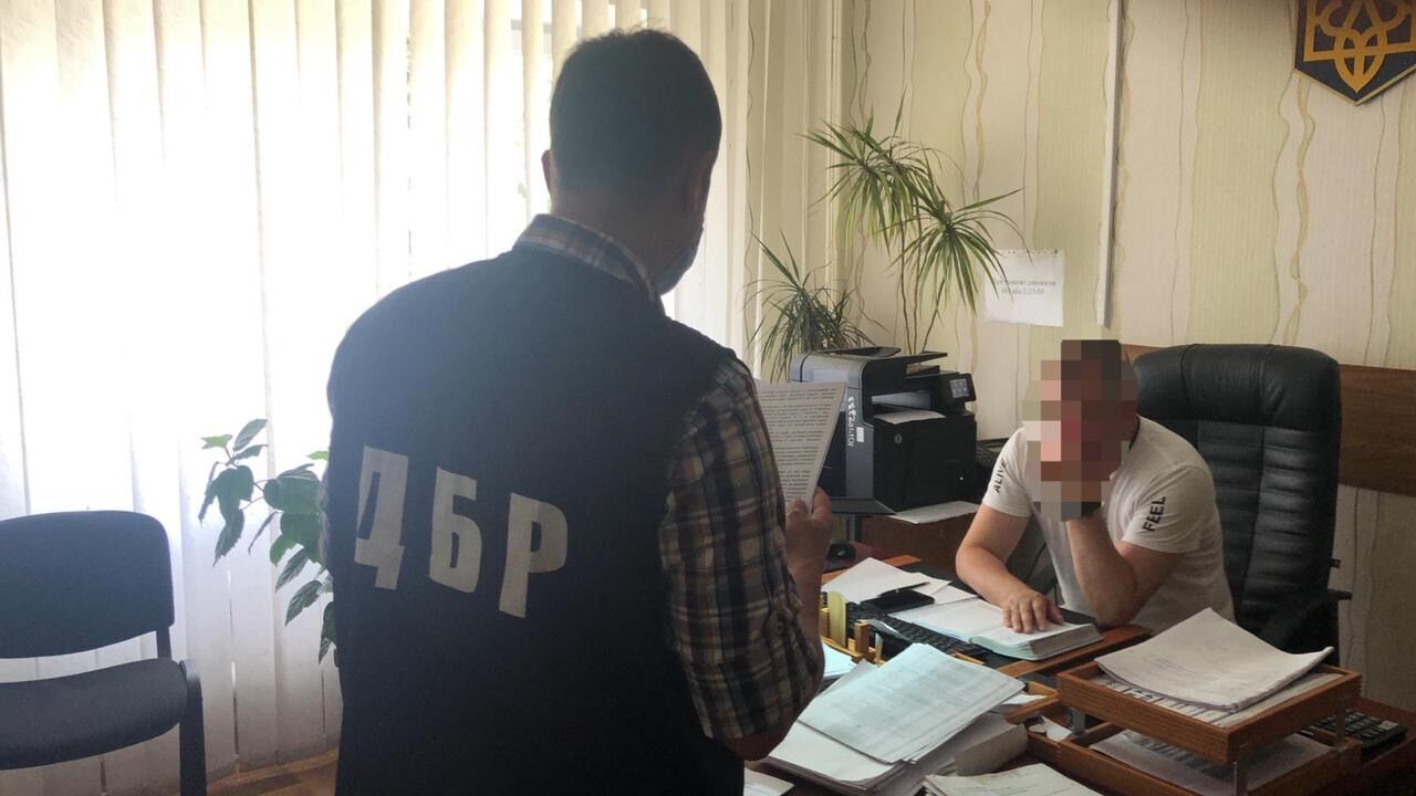 Сприяння у незаконному переправленні п’ятого Президента через кордон – експрикордоннику повідомлено про підозру