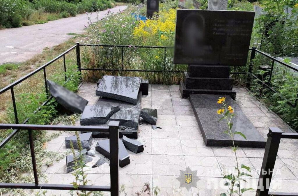 Оперативники Краматорська викрили зловмисників, які руйнували могили на кладовищі
