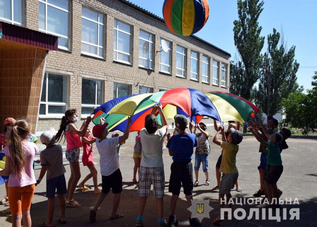 Кампанія «Безпечні канікули» триває: поліція Донеччини провела профілактичні заходи для дітей з Чермалика