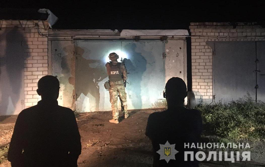 На Полтавщині поліція викрила групу торгівців наркотиками та зброєю