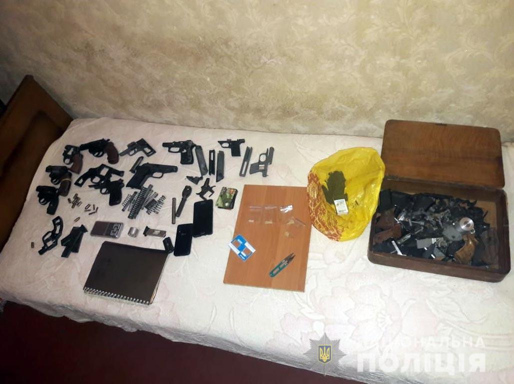 На Полтавщині поліція викрила групу торгівців наркотиками та зброєю