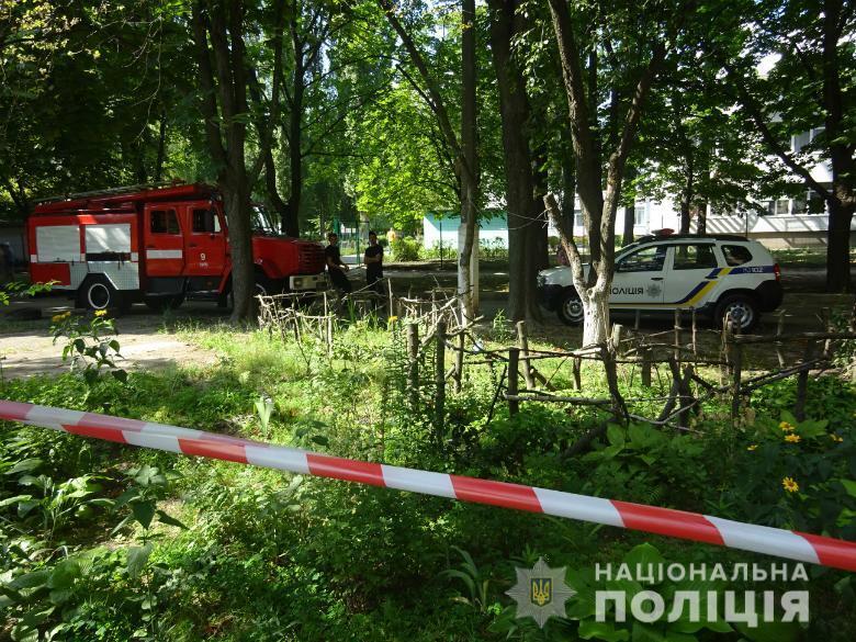 Столичні поліцейські затримали киянина, який «замінував» школу та намагався підірвати будинок