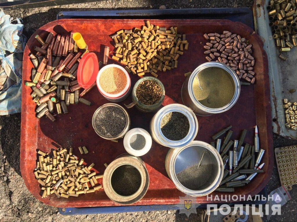Поліція викрила злочинну організацію, учасники якої незаконно збули чотири тонни пороху з казенного підприємства (ВІДЕО)