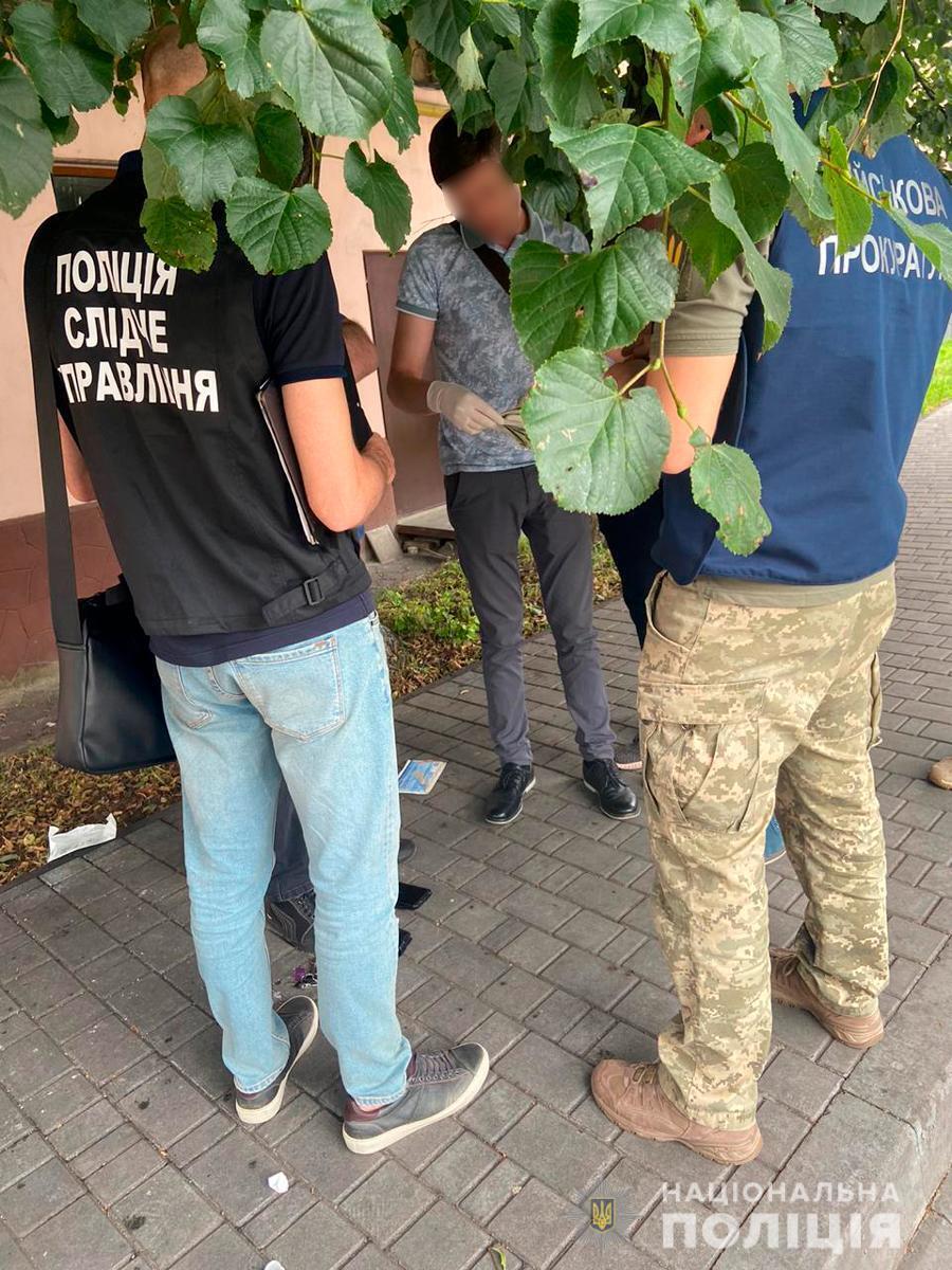 Під час отримання неправомірної вигоди правоохоронці затримали у Чернівцях співробітника військкомату