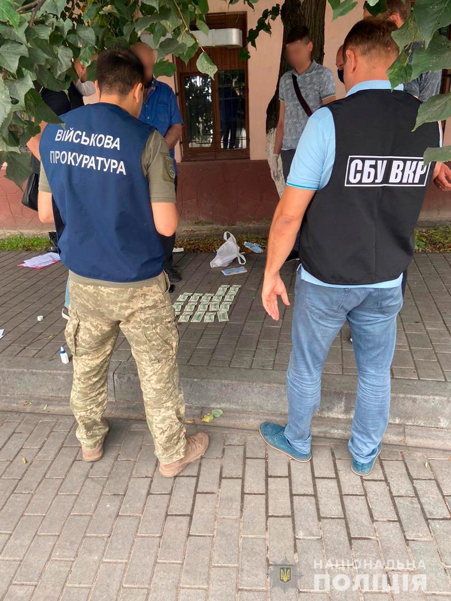 Під час отримання неправомірної вигоди правоохоронці затримали у Чернівцях співробітника військкомату