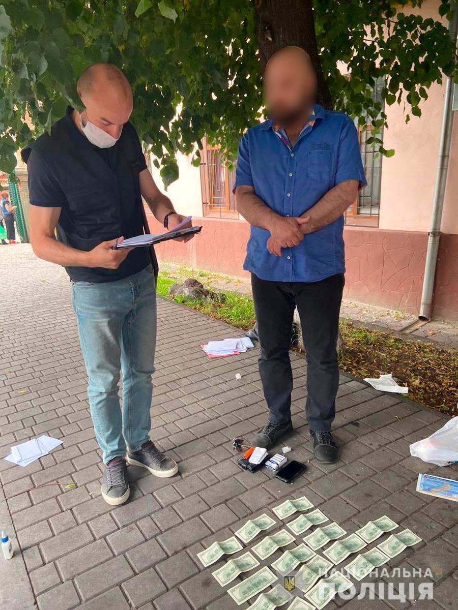 Під час отримання неправомірної вигоди правоохоронці затримали у Чернівцях співробітника військкомату
