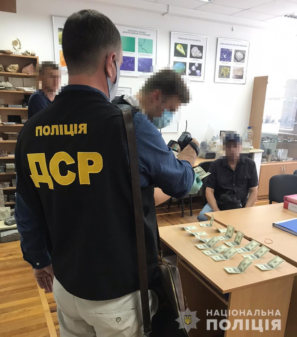 Поліція викрила на хабарі одного з керівників Державного гемологічного центру України