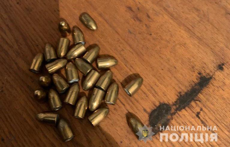 Поліція викрила злочинну організацію, учасники якої незаконно збули чотири тонни пороху з казенного підприємства (ВІДЕО)