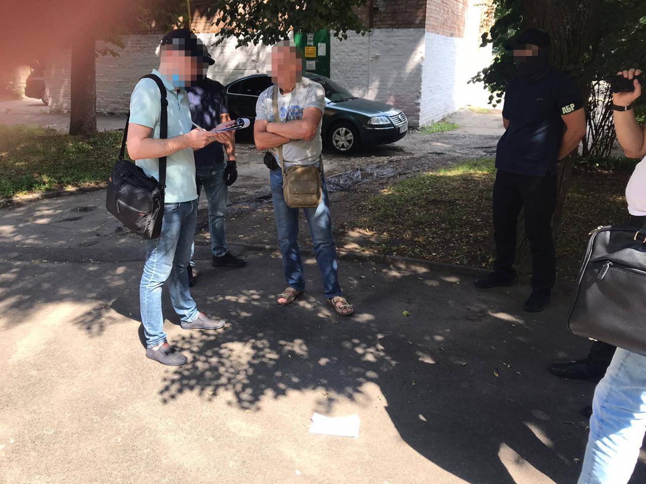 Посадовця ДФС та колишнього працівника податкової міліції викрито на 5 тис доларів США хабара (ФОТО)