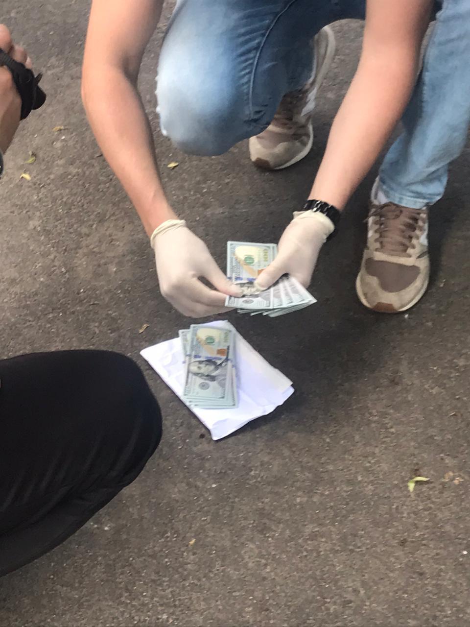 Посадовця ДФС та колишнього працівника податкової міліції викрито на 5 тис доларів США хабара (ФОТО)