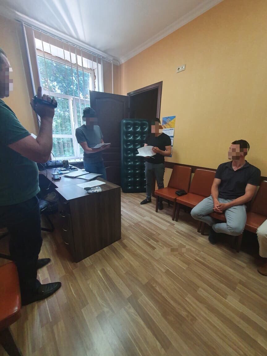 Офісом Генпрокурора викрито злочинну групу під керівництвом підполковника СБУ на вимаганні 250 тис доларів США у підприємця